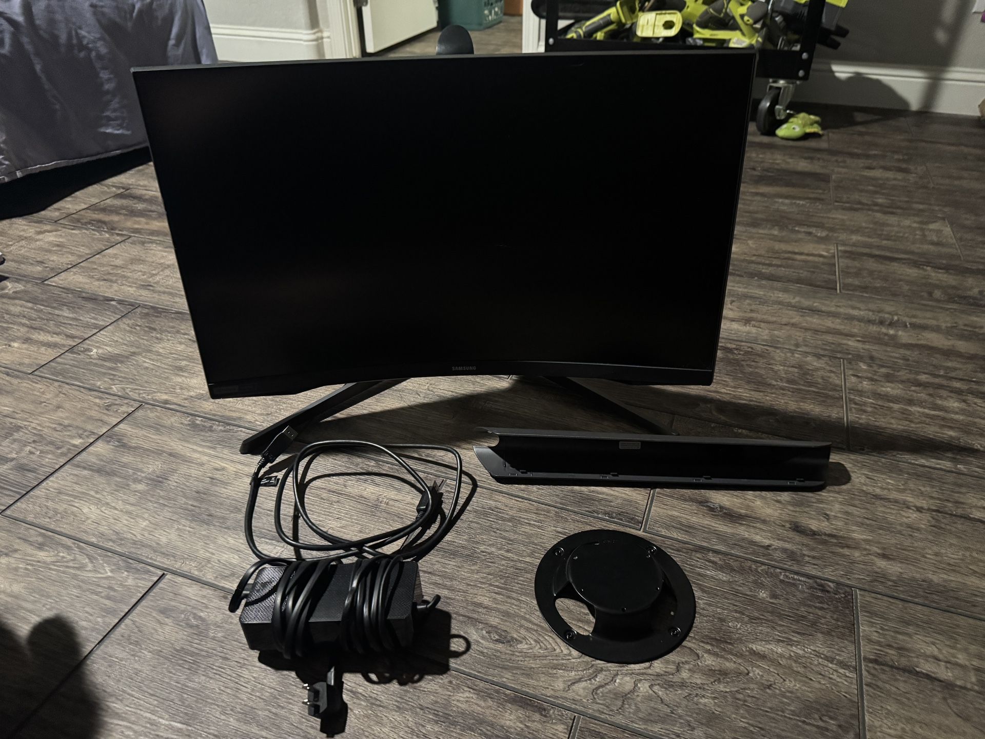 SAMSUNG 27” Odyssey G7 curved gaming monitor