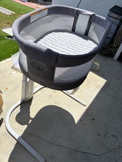 Graco® DreamMore™ Bedside Bassinet Deluxe with Calming Motion, Maison