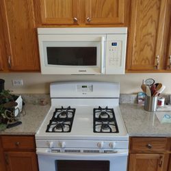 Stove And Microwave 