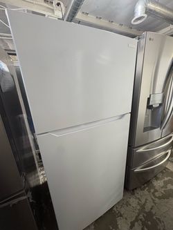 White Top-Freezer Refrigerator