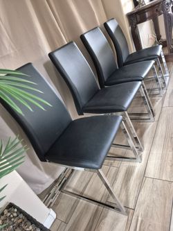Set 4 dining room chairs Exelent Condition