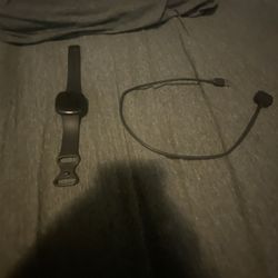 Fitbit Versa 3 FB511BKBKLBNDLS Unisex Black Fitness Tracker, 34mm With the charger