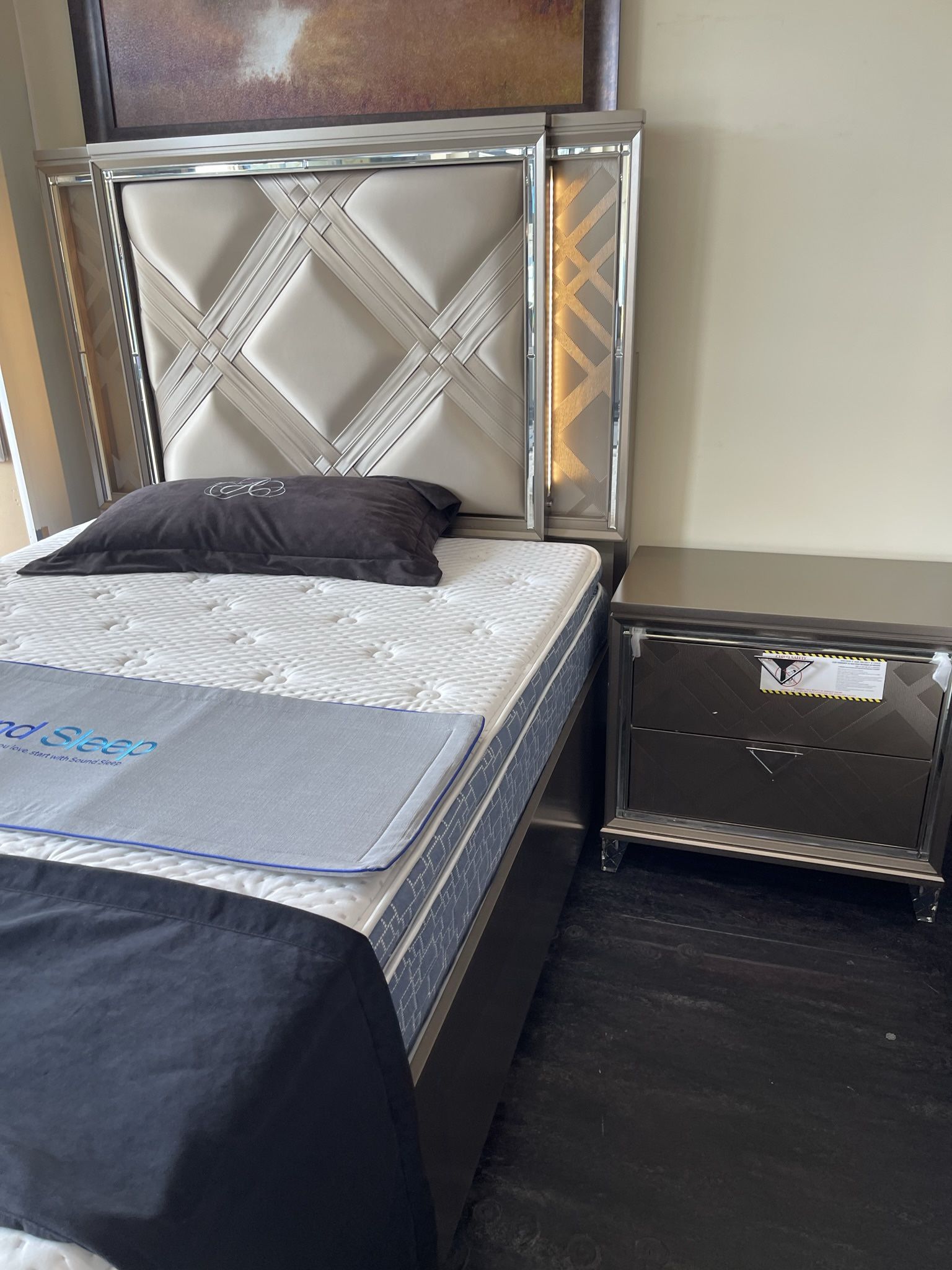 Queen Bed Room Set( Includes Queen Bed Frame, Dresser, Mirror, 1 Night Stand) ON SALE