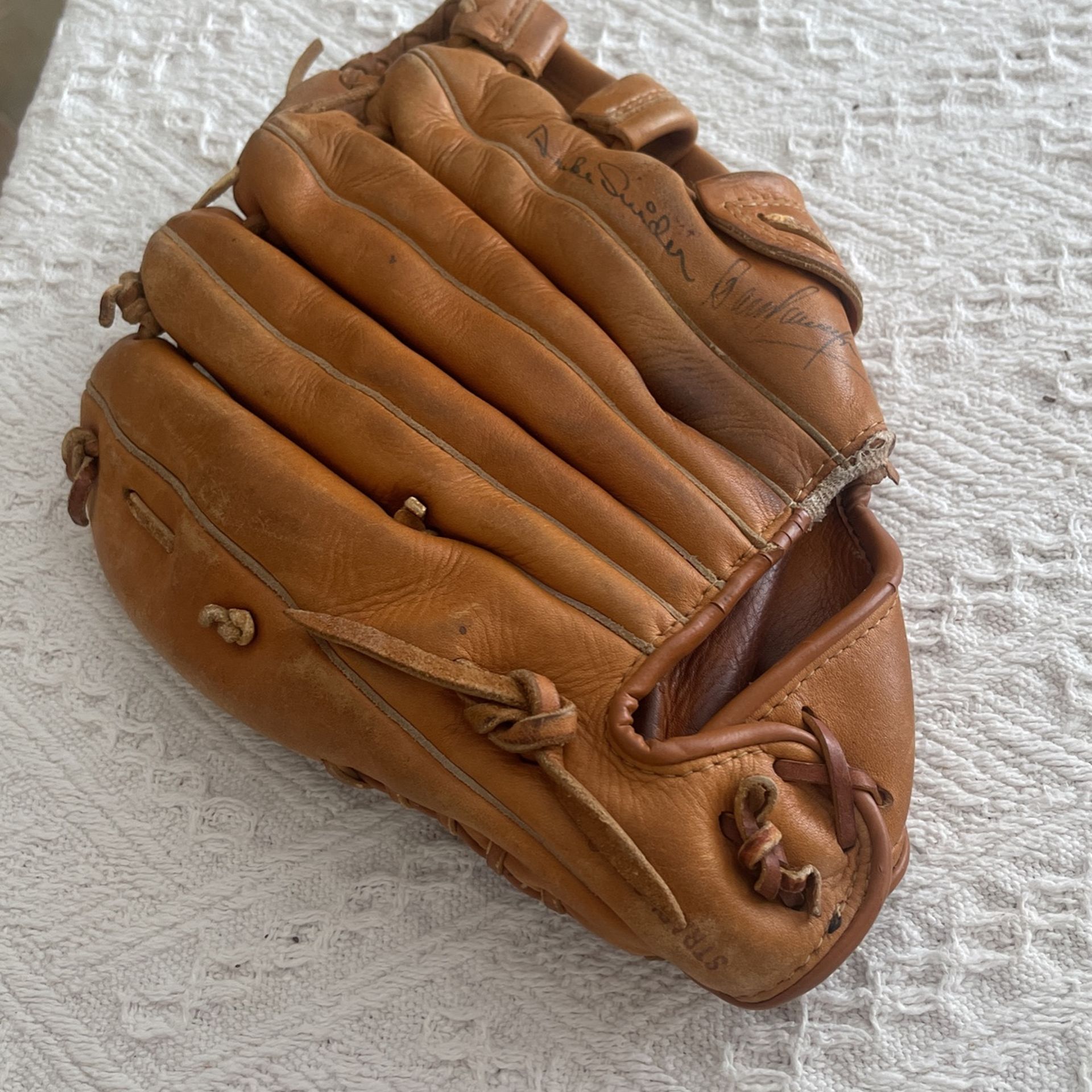 Signed/ Autographed Baseball Glove