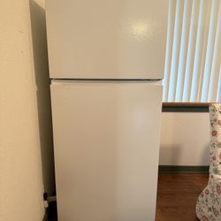 Hisense 18.0-cu ft Standard-Depth 30.0-in Wide Top-Freezer Refrigerator ( White )