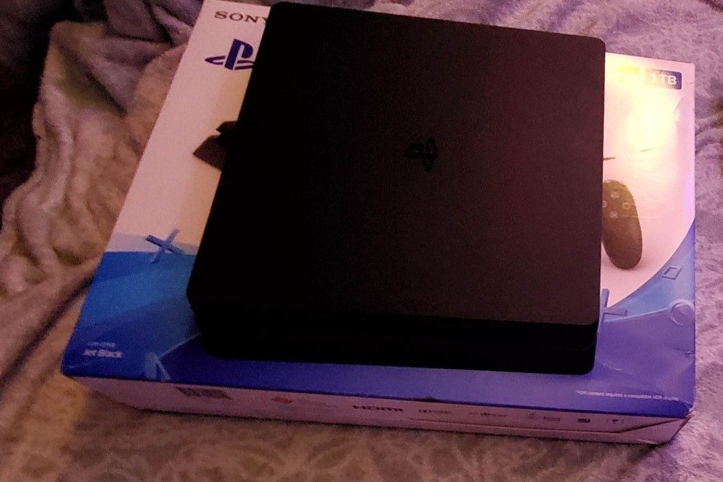 Black PS4 Slim 1TB