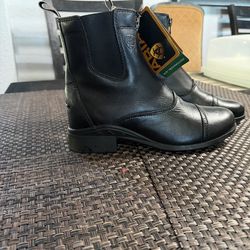 Ariat women boots 7.5 size runs small like 7 size