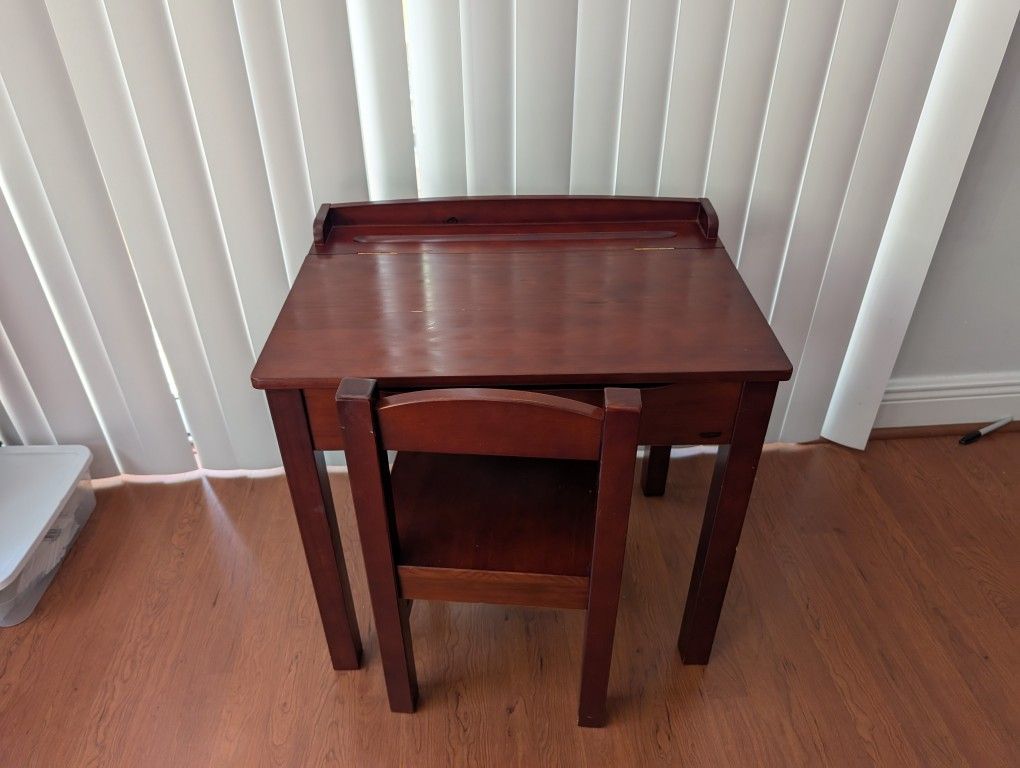 Gently used Melissa & Doug Child's Lift-Top Desk & Chair in Espresso! π¨π