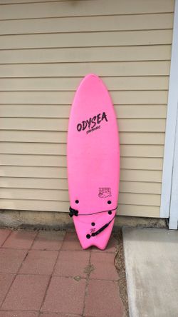 Like New 5’6” Catch Surf Odysea Skipper Surfboard (Tri-Fin) + Leash