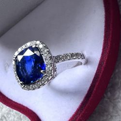 Ring Natural Sapphire white Gold with diamonds.