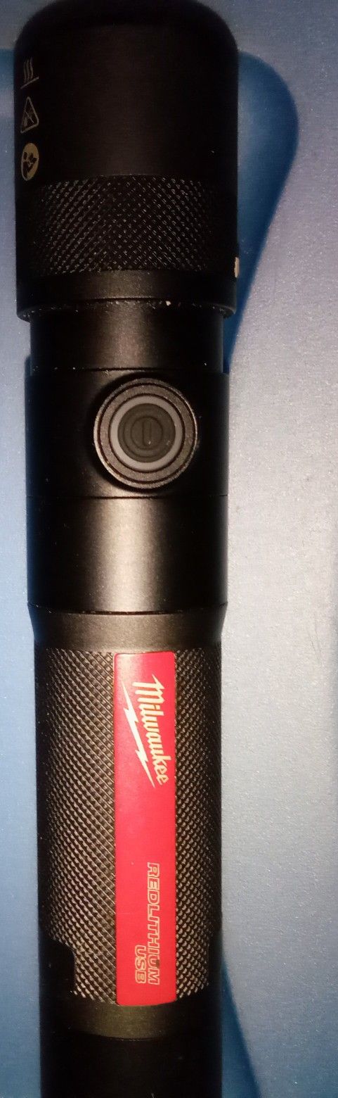 MILWAUKEE L4FMLED-201 USB TORCH 800 LUMENS FLASH LIGHT
