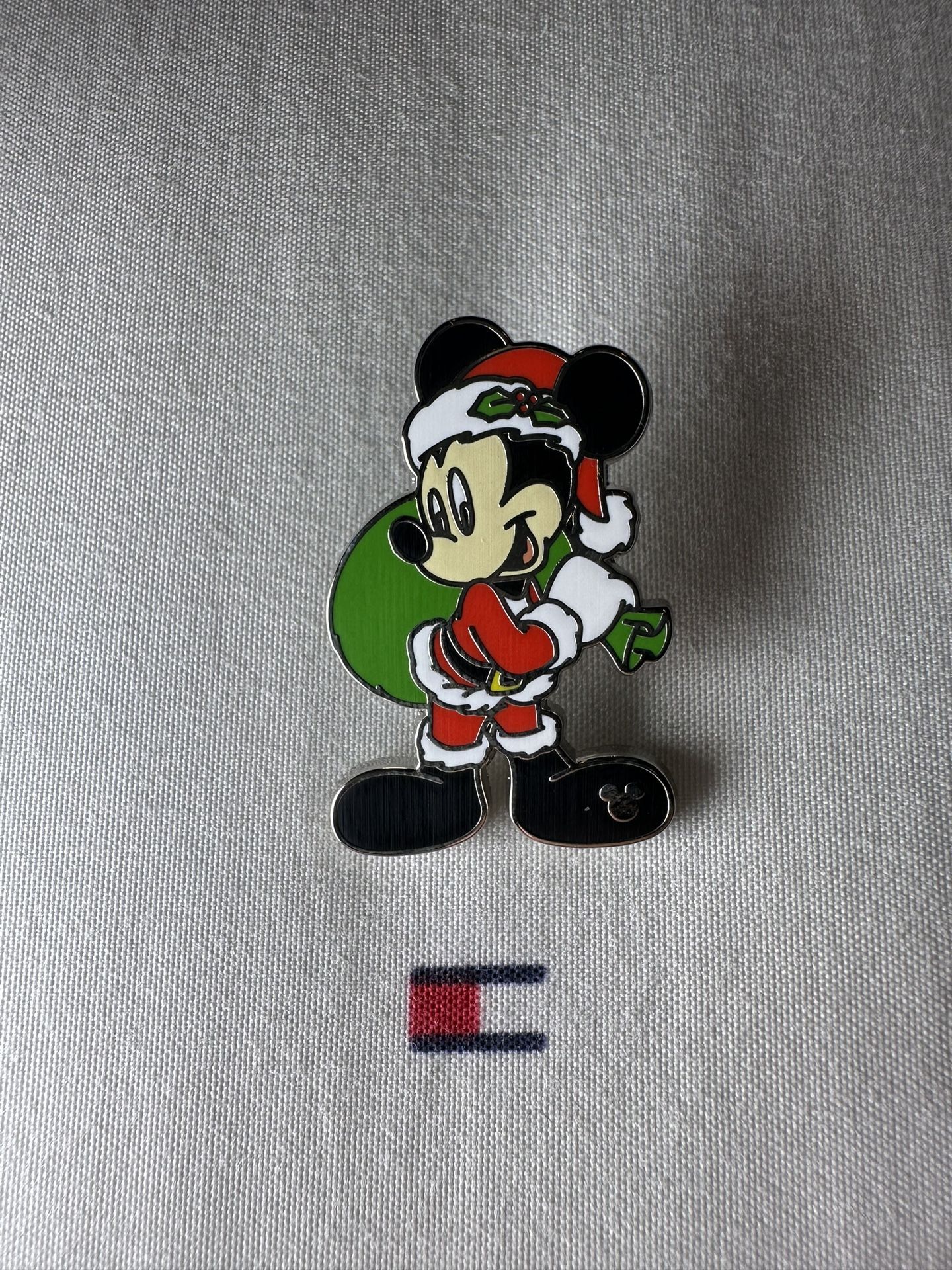 Disney Disneyland 2024 Hidden Mickey Holidays Christmas Santa Mickey Chaser Pin