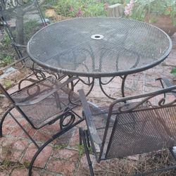 Iron Table and 4 Chairs 💺