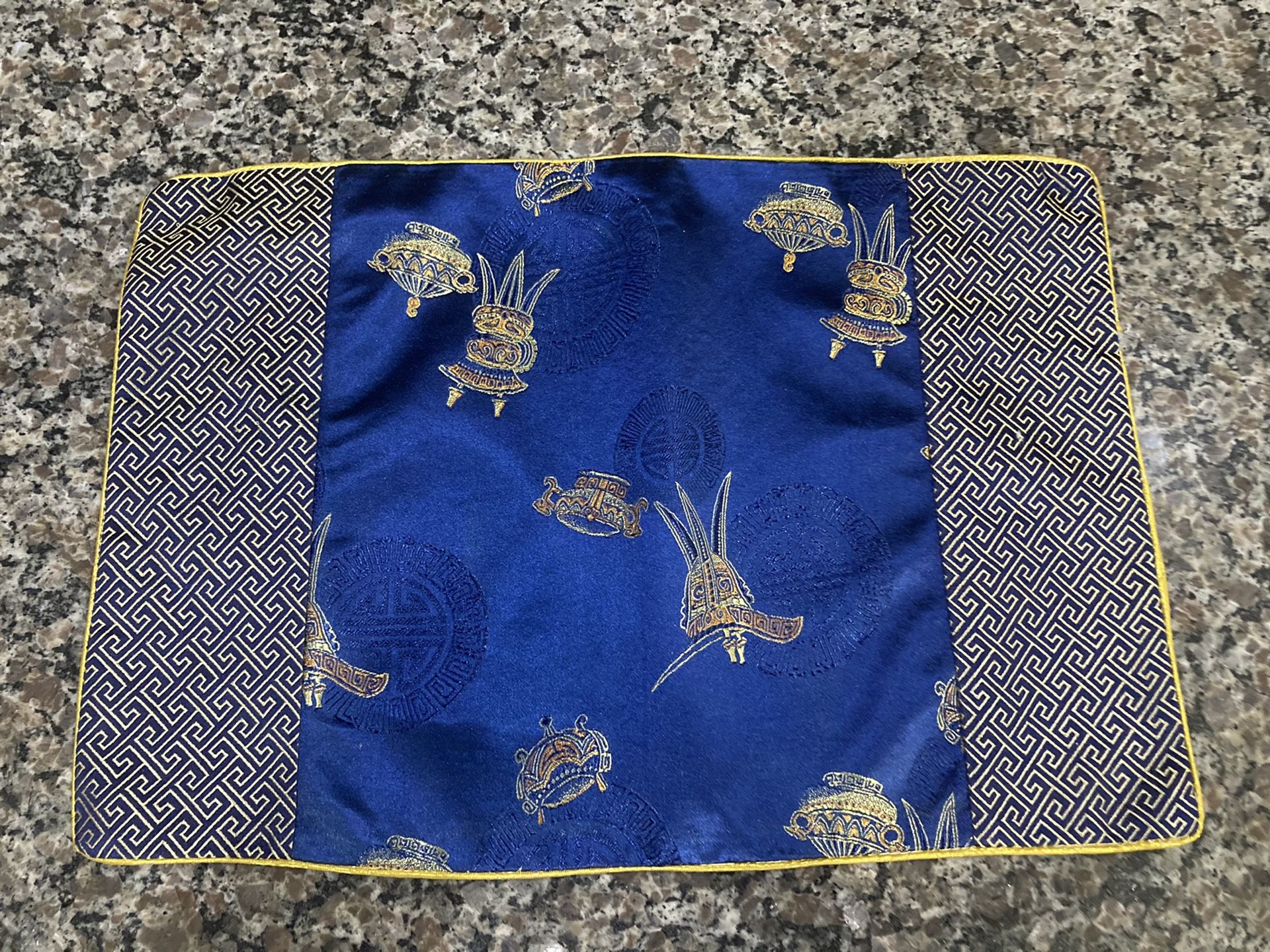 New Satin placemats, napkins and chopsticks (6)