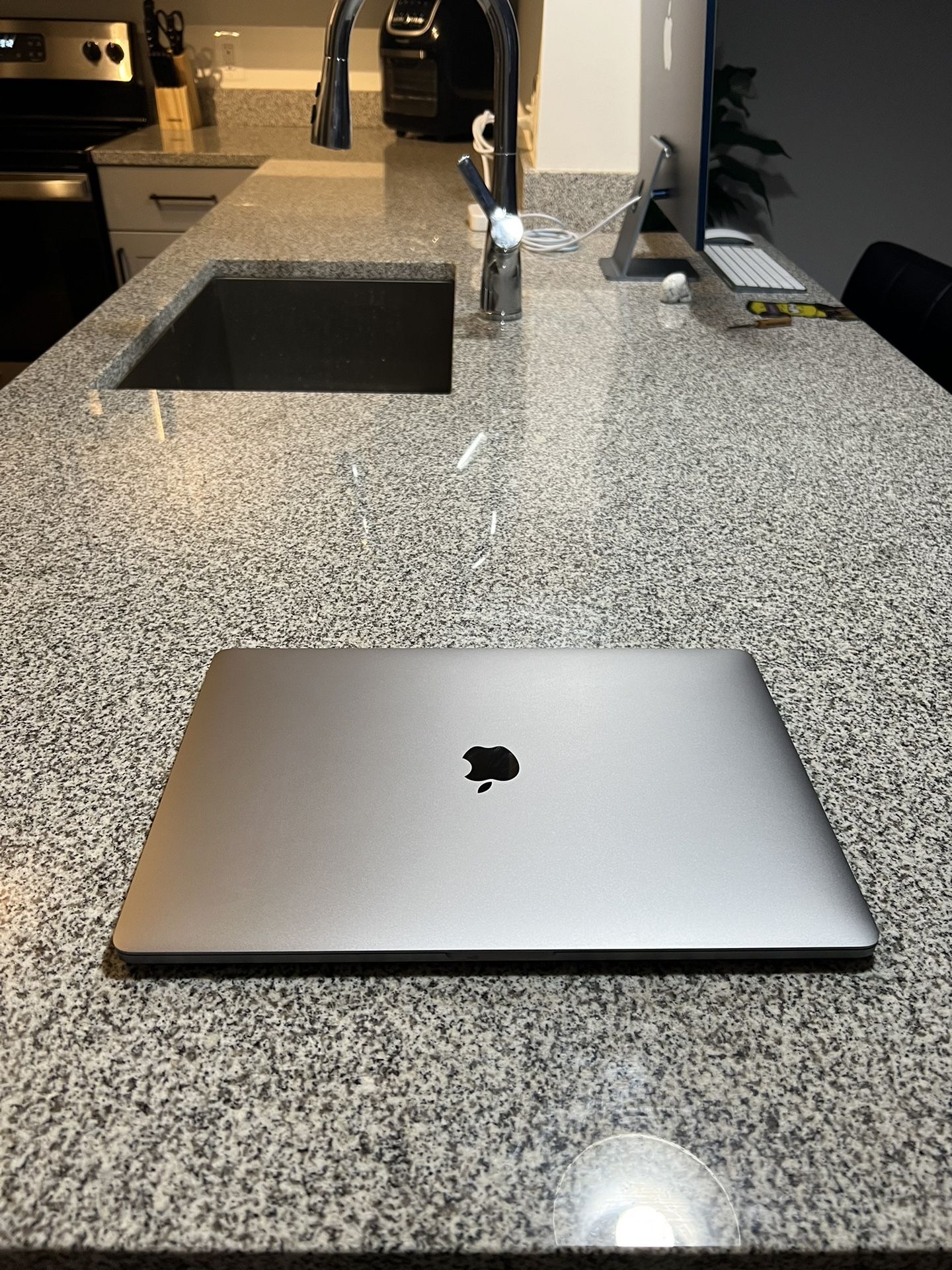 2017 15.4 inch MacBook Pro 2.8 GHz i7 16 gig ram 256 big SSD touchbar ...