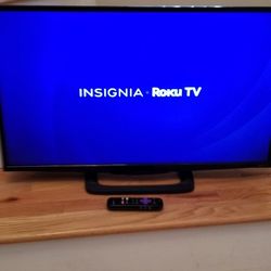 NEW cond INSIGNIA TV  40 INCHES  , SMART TV. , WORKS EXCELLENT  , IN THE BOX 