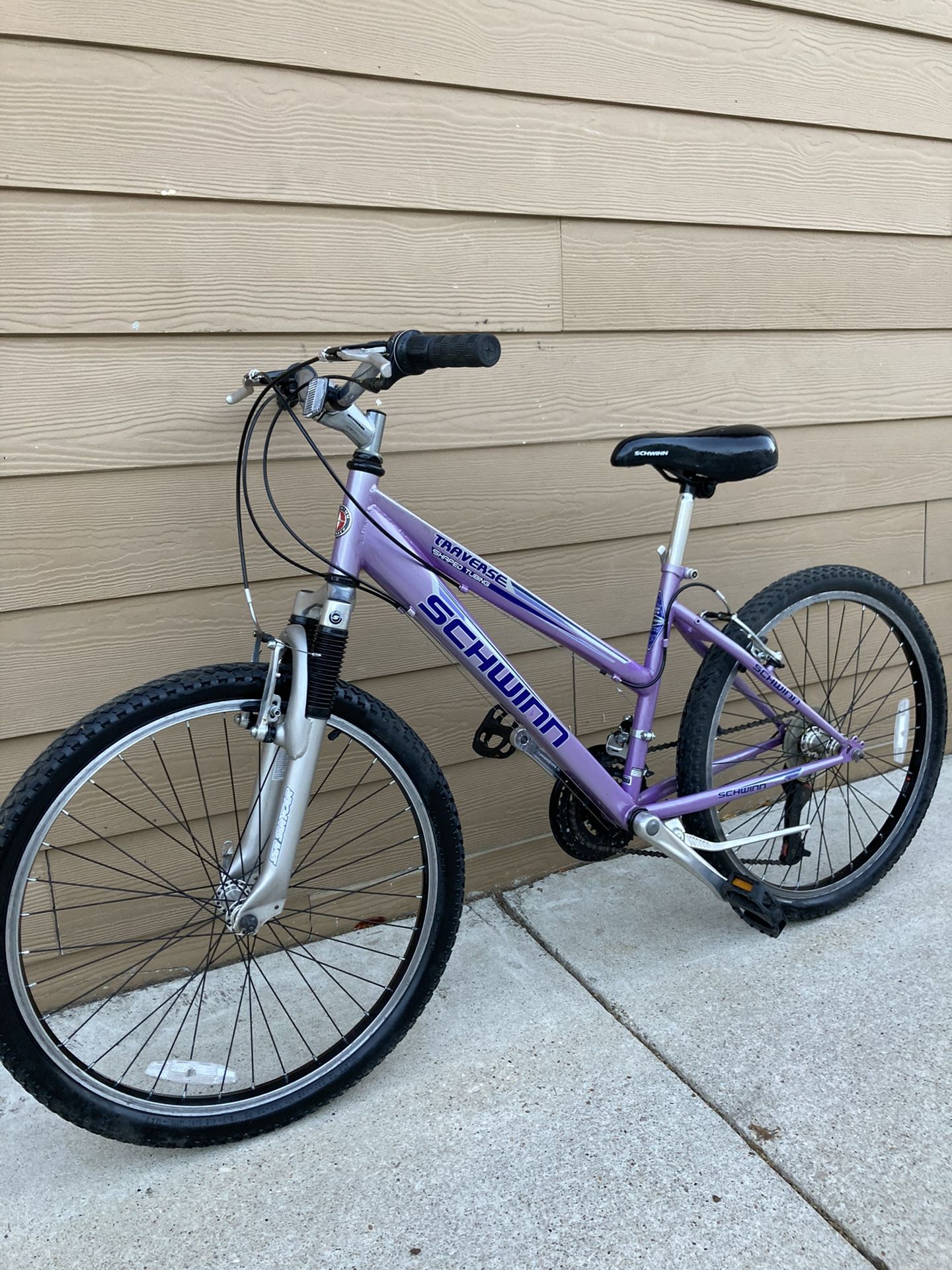schwinn traverse bicycle Network 3.0 700c 700c White Hybrid Bike ride in style and comfort with this 700c wheeled beauty. 26 in. Schwinn Traverse Shaped