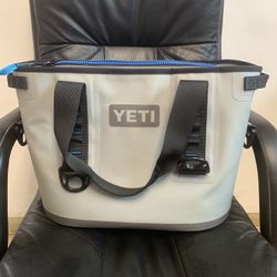Yeti Hopper 20 Cooler bag w/ shoulder strap