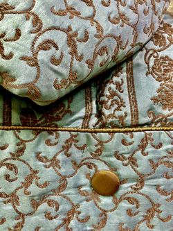 1 Queen Comforter /2 Shams