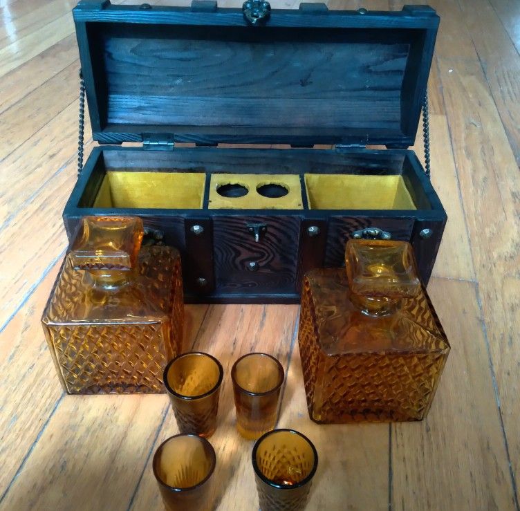 RARE VINTAGE  LIQUOR/WISKEY TREASURE CHEST WOODEN MINI BAR 2 BROWN GLASS DECANTERS 4 SHOTS