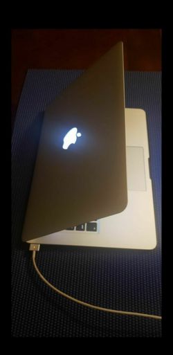 2014 MACBOOK AIR 13-INCH - INTEL I5 - 4 GB - 120 GB FLASH HD - MINT CONDITION - LOW BATTERY CYCLE COUNT