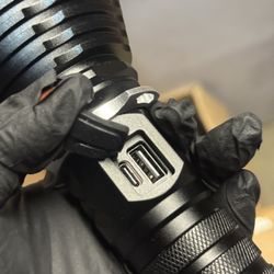 High-power flashlight that can be worn on the body and recharged via USB.