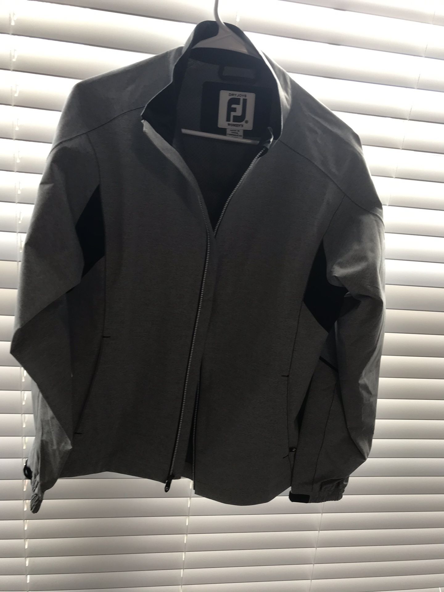 Windbreaker/rain jacket