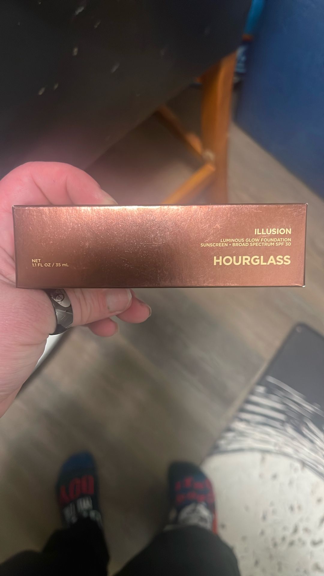 Hourglass illusion foundation