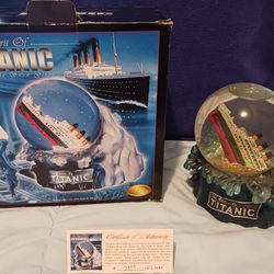 1998 " The Spirit Of Titanic"Collectible Snow Globe