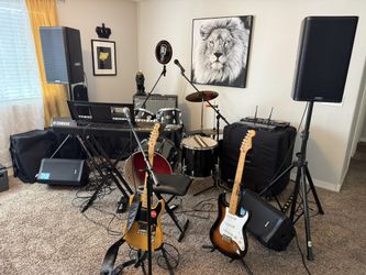 Speakers & Guitar 