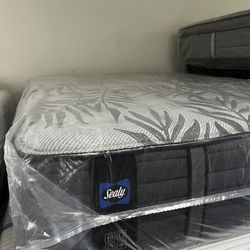 Sealy Posturepedic Queen Size Mattress