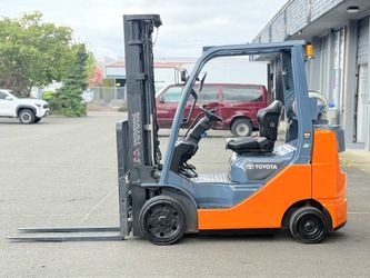 Forklift Toyota LPG 5,000 lb capacity