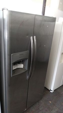 New Frigidaire refrigerator. Scratch n dent.