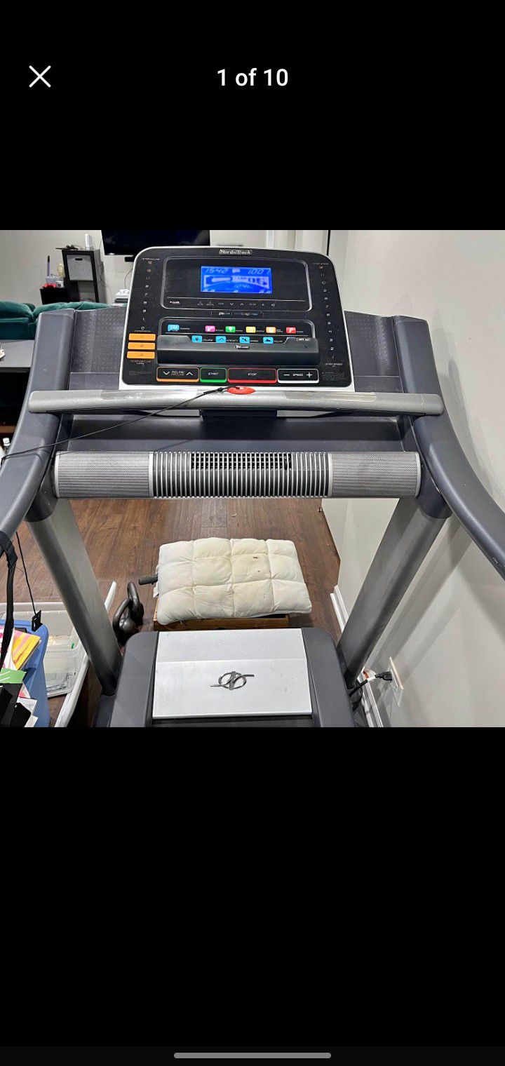 NORDICTRACK COMMERCIAL 1500 TREADMILL ( LIKE NEW & DELIVERY AVAILABLE TODAY)