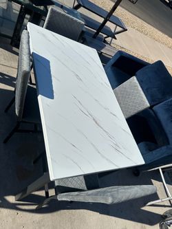 Dinning Table with 4 Chairs