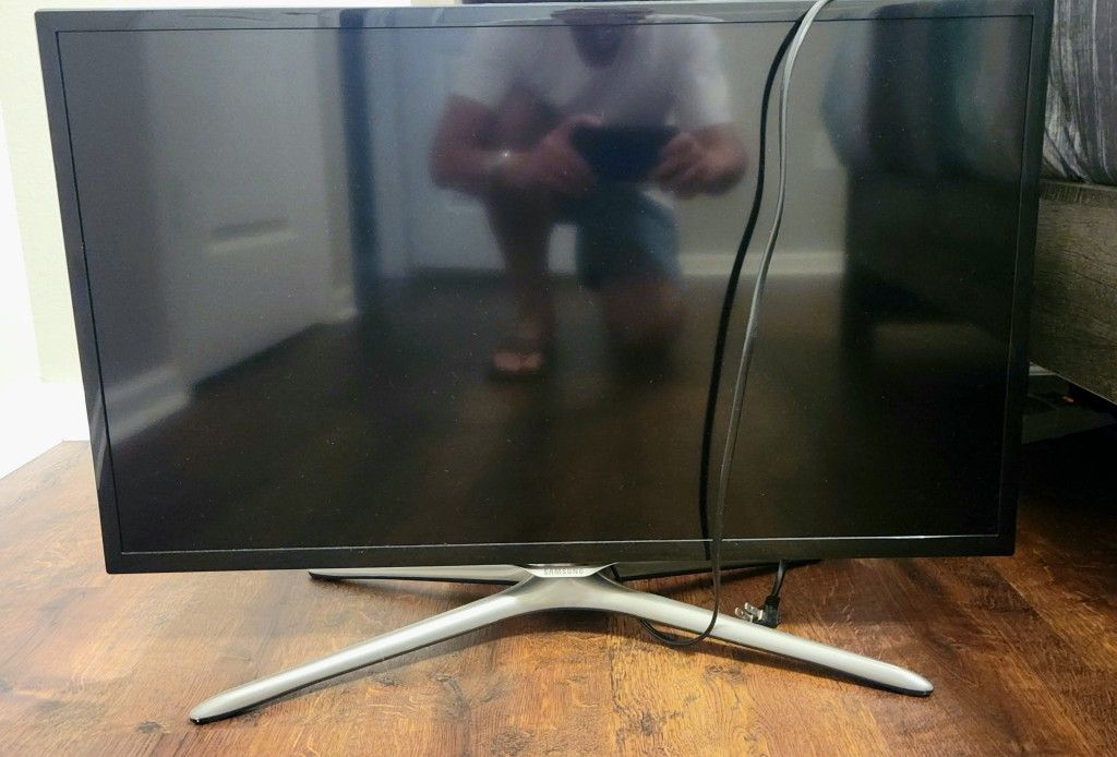 32in Samsung TV + Roku Box
