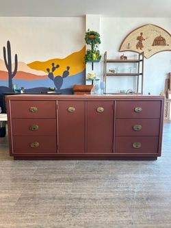 Brown Dresser / Buffet / Sideboard / Credenza / Entertainment Center / Vintage!