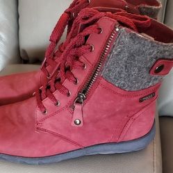 NICE,WOMENS BOOTIES.SIZE 7 NEW 