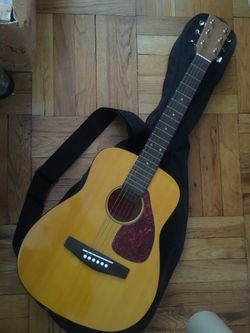 YAMAHA ACOUSTIC GUITAR