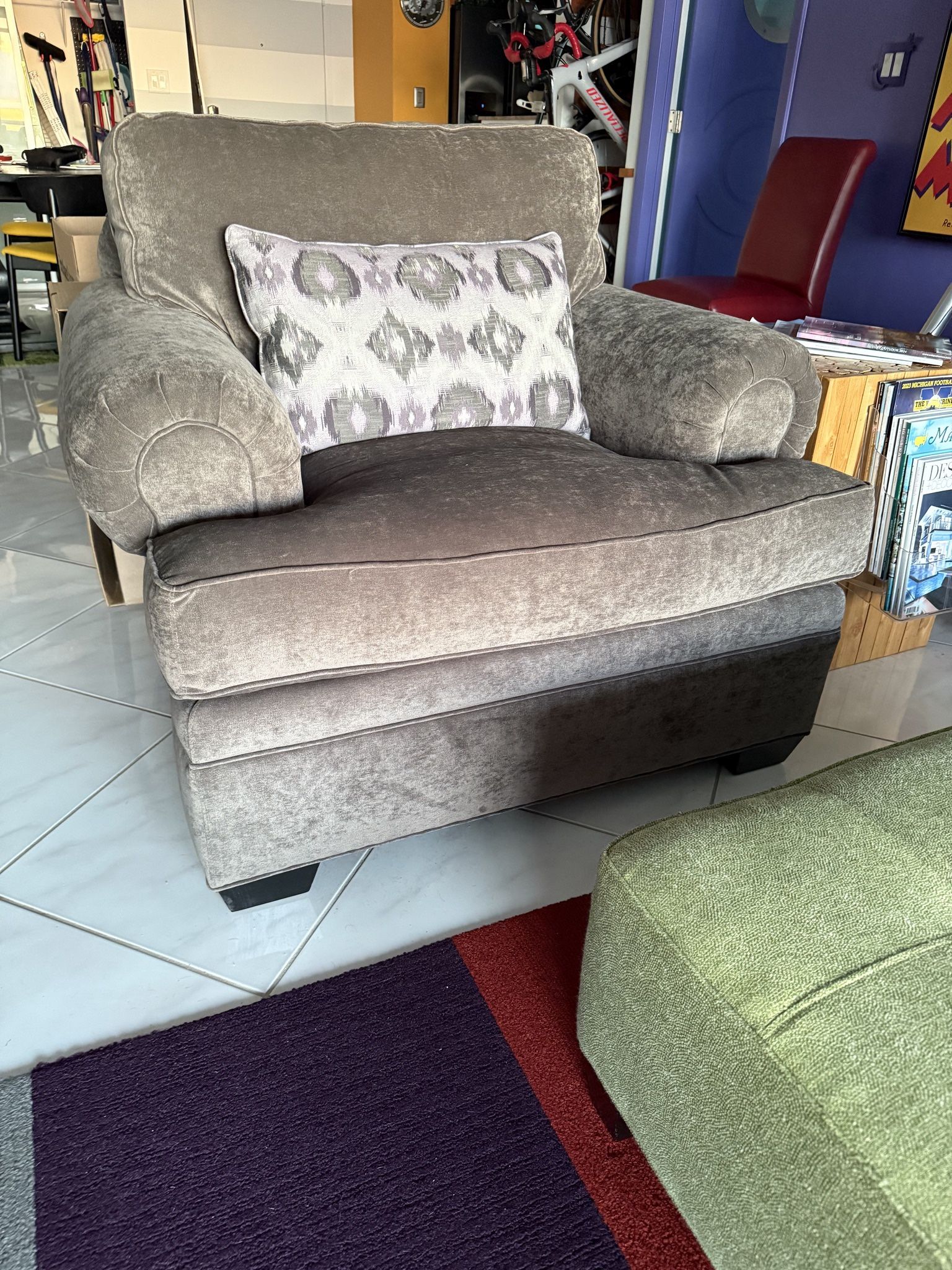 Luxe Oversized Drexel Heritage Chair – $700 (Orig. $1,658) – Vintage Elegance Awaits!
