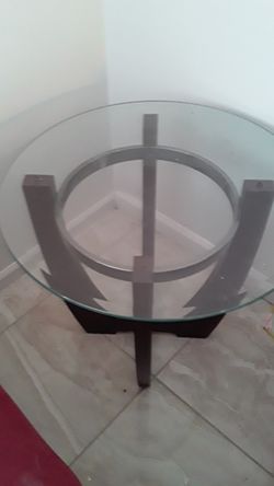 Set of 2 end tables