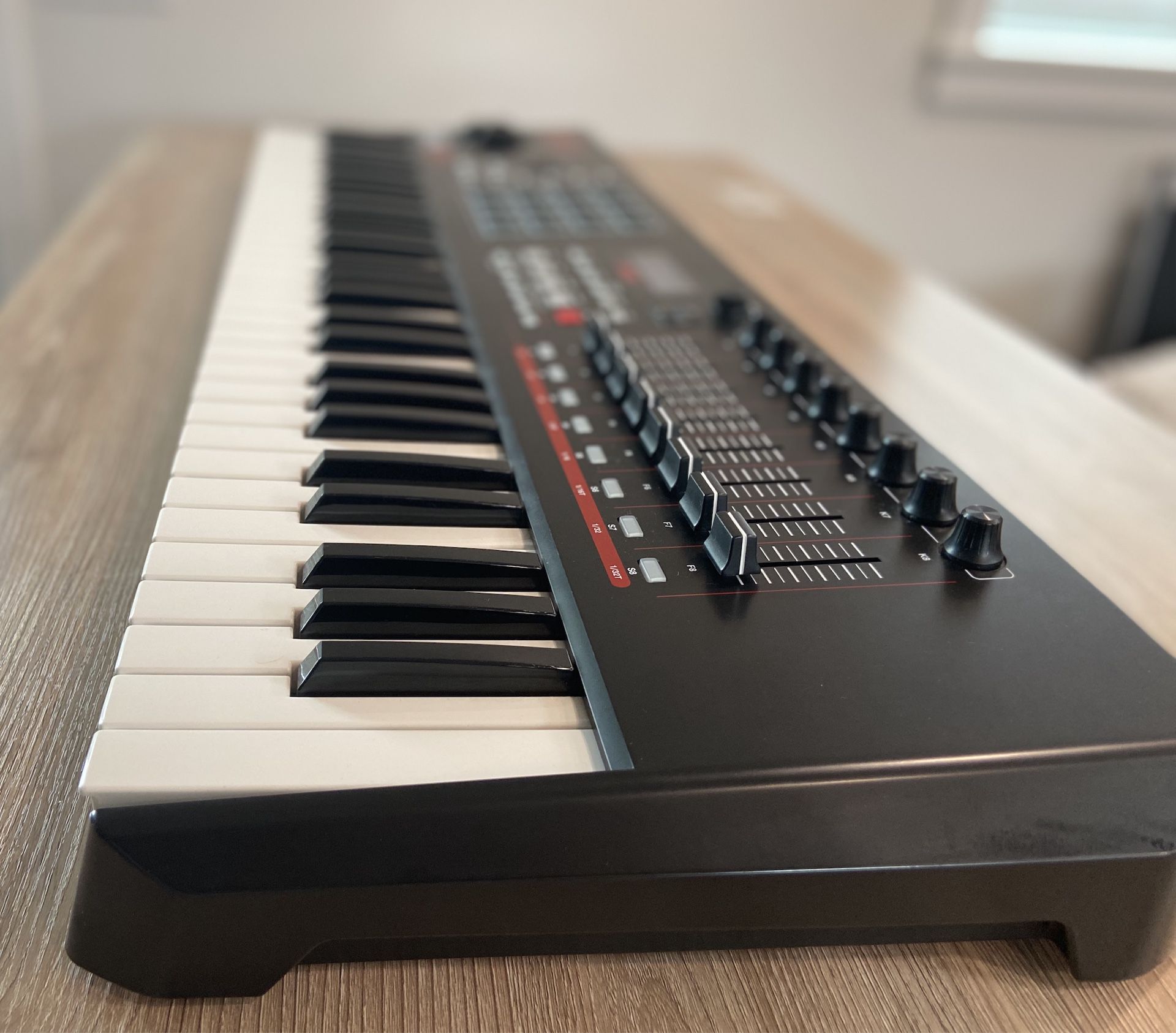 AKAI Professional MPK261 Keyboard - 61 Keys MIDI with Case