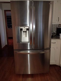 LG Refrigerator (NEEDS REPAIR)