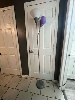 Floor lamp with flexible reading lamp