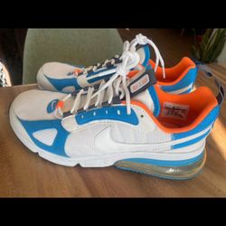 Men’s Nike size 9/8.5 shoe.