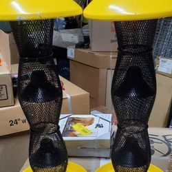 2 BIRD FEEDERS 