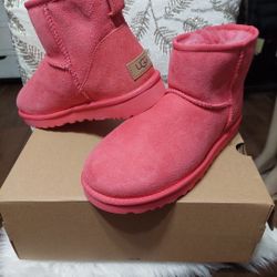 UGG SIZE 8 
