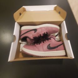 I'm Very Flexible With Pricing And Wiling To Answer Any Questions This Is a Size 7.5 Women Used Like New.