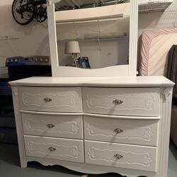 Dresser With Mirror