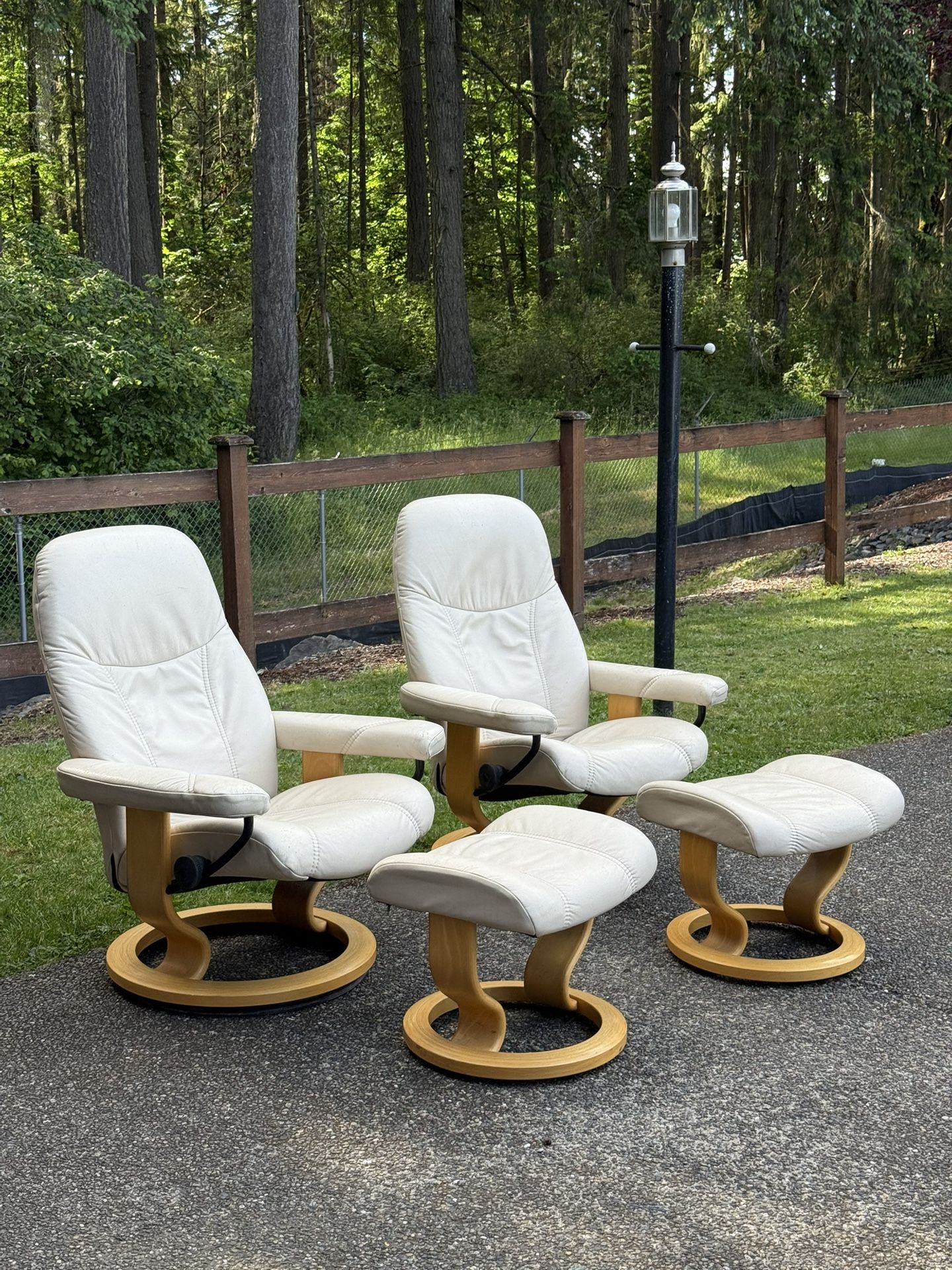Ekornes Stressless lounge chair And Ottoman set of 2